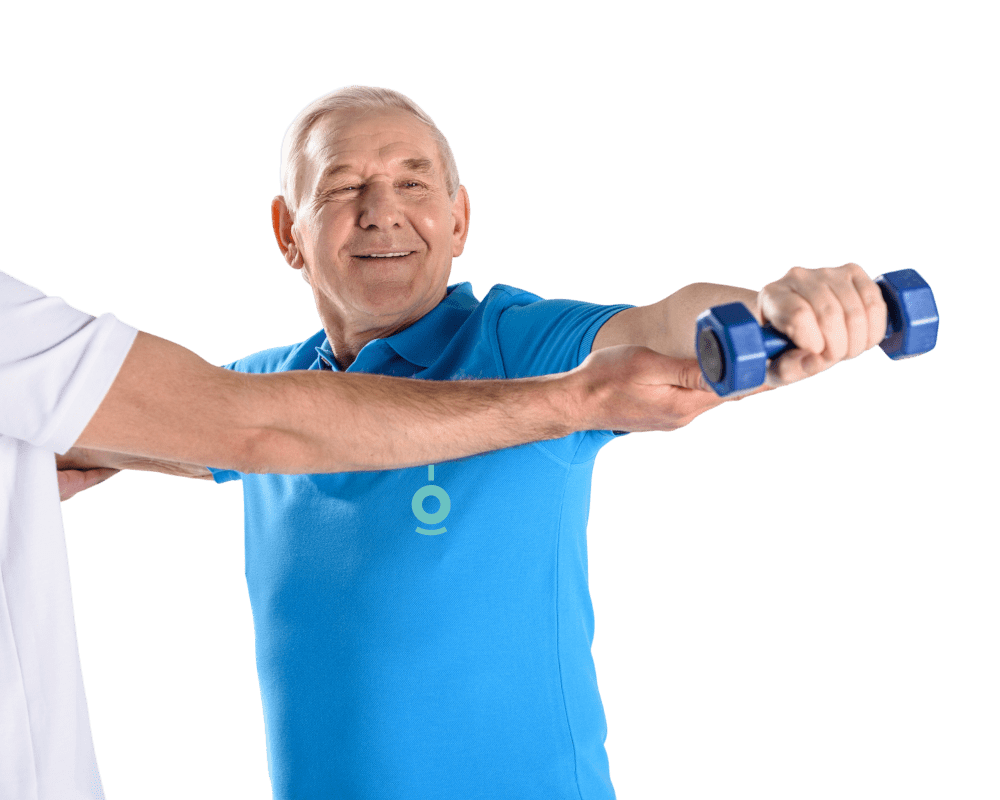 Una persona mayor en Omnia centro de entrenamiento mientras está trabajando con unas mancuernas.