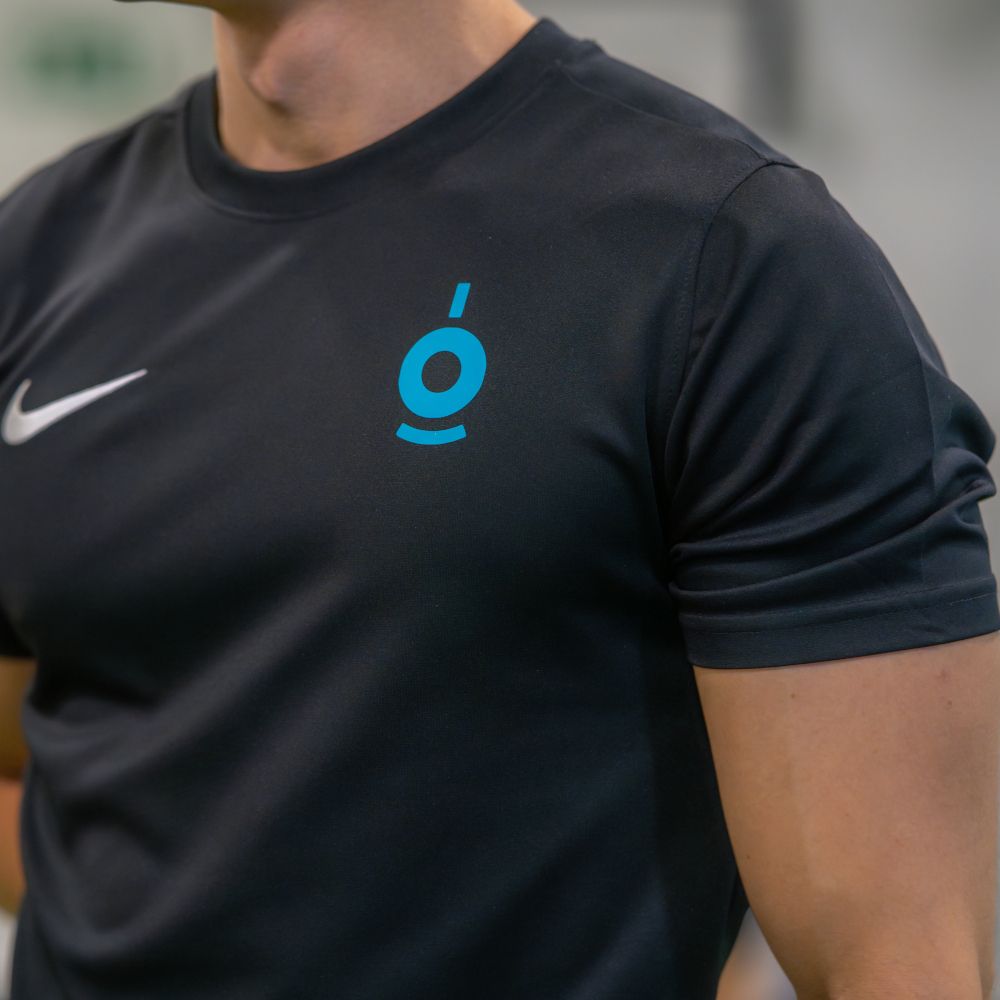 Imagen recortada de uno de los entrenadores con la camiseta de OMNIA.